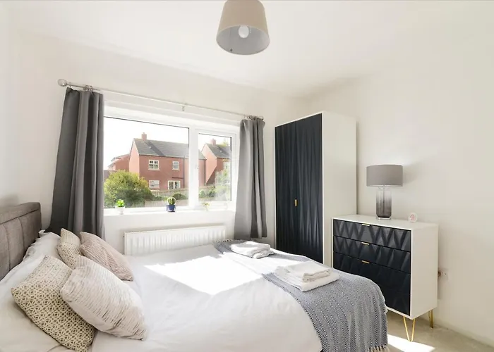 Alderton House - Spacious 3 Bed With Parking