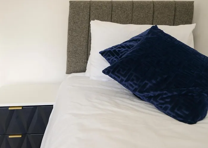 Alderton House - Spacious 3 Bed With Parking