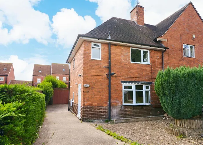 Alderton House - Spacious 3 Bed With Parking